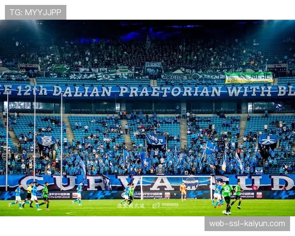 特写：因西涅进球后冲向客队看台，与远征球迷激情庆祝